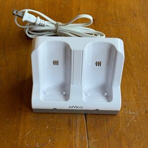 Nyko 87000-A50 Nintendo Wii Remote Charging Docking Station